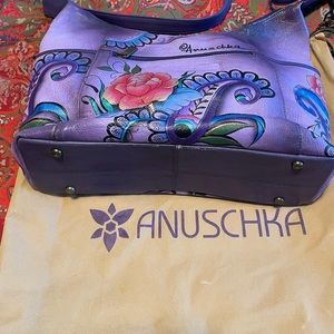 Gently used leather purse. 3 inside pockets, zipped pocket,key holder.